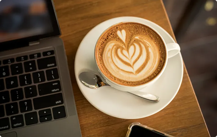 コーヒー、スプーン、パソコン