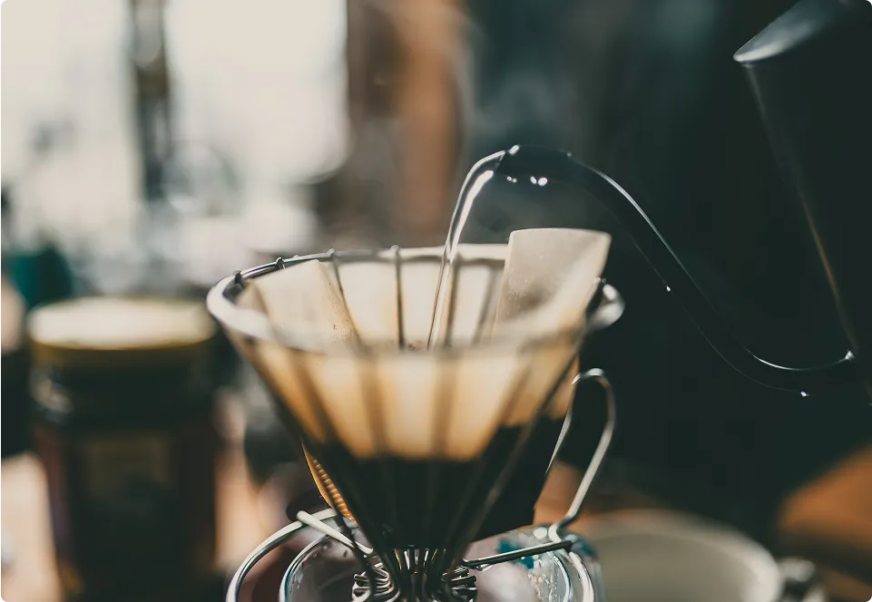コーヒーをいれる様子