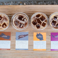 浅煎り、中煎り、深煎りの異なる焙煎度のコーヒー豆を使用したコーヒー