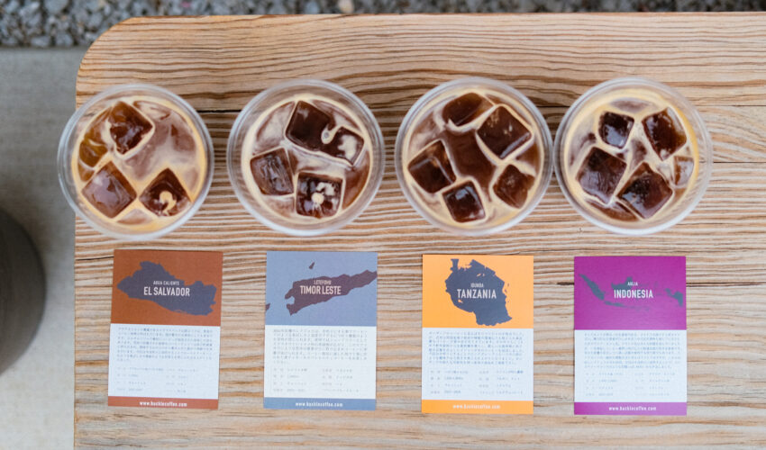 浅煎り、中煎り、深煎りの異なる焙煎度のコーヒー豆を使用したコーヒー