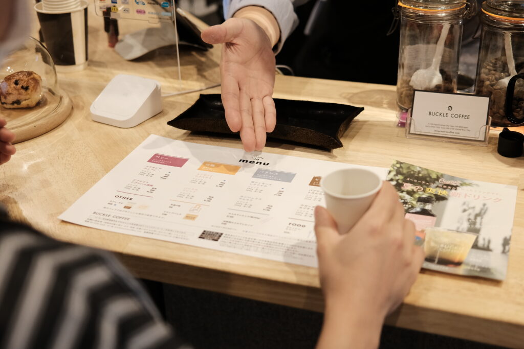 業務用コーヒー豆の卸価格について相談するBUCKLE COFFEEのスタッフ