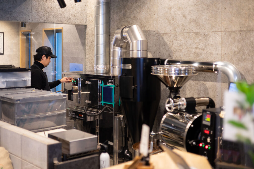 BUCKLE COFFEEの自家焙煎機で焙煎される高品質なスペシャルティコーヒー豆