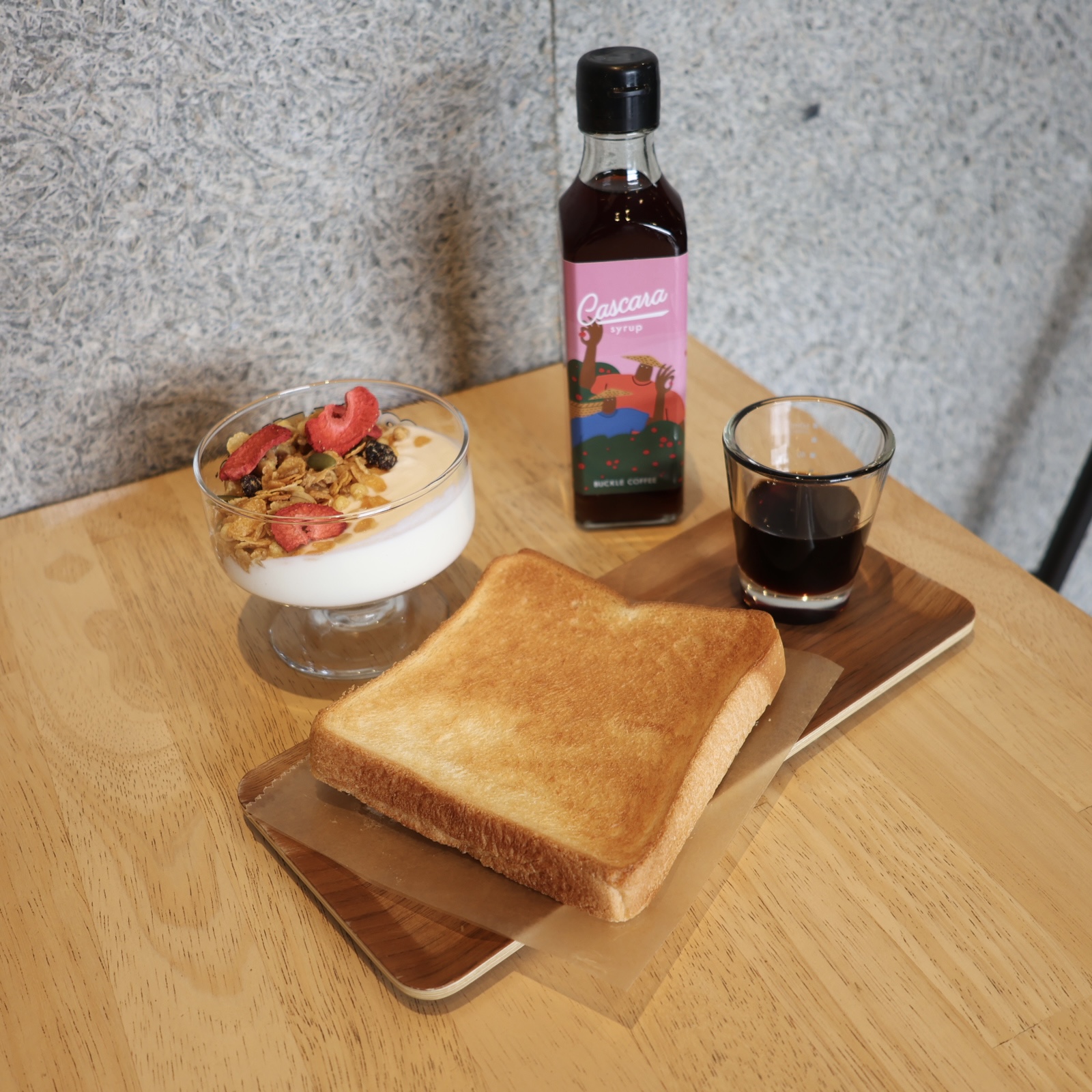 カスカラシロップをかけたトースト